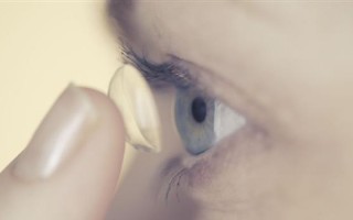 怎么取呀隐形眼镜，该怎么取隐形眼镜