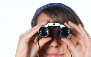 新配的眼镜为什么发黄，新配的眼镜为什么发黄呢