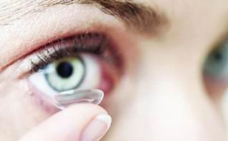 戴隐形眼镜前怎么冲洗，戴隐形眼镜前怎么冲洗眼睛