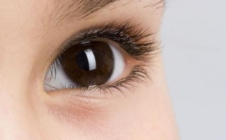 带隐形眼镜应该怎么取，带隐形眼镜应该怎么取下来